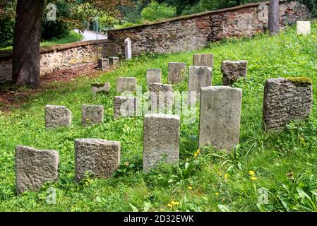 Pierres tombales au cimetière juif de Jemnice, République tchèque Banque D'Images