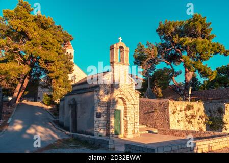 St Ivan et la chapelle Teodor dans le monastère dominicain dans la ville de bol sur l'île de Brac, Croatie. Banque D'Images
