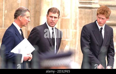 Le prince de Galles (à gauche), le duc de York (au centre) et le prince Harry quittent l'abbaye de Westminster, dans le centre de Londres, après avoir assisté à un service commémoratif pour la princesse Margaret, la sœur de la reine, décédée en février, à l'âge de 71 ans, sept semaines avant leur mère. *...UNE congrégation de plus de 2,100 a remercié la vie de la princesse dans les tomes de l'hommage musical mélancolique, mais à la hausse de Faure. Les stars de l'opéra, Dame Felicity Lott et Bryn Terfel, étaient solistes avec les choeurs combinés de l'abbaye de Westminster, du King's College, de Cambridge, et de la chapelle Saint-George, de Windsor, et des 40-Strong Banque D'Images