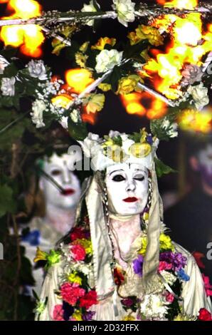 Plus de 300 danseurs, mangeurs de feu et artistes peints divertissent les foules au plus grand festival de feu d'Europe sur la colline de Calton à Édimbourg, pendant les célébrations de Beltane qui célèbrent les esprits du chaos et du dégoût.* le festival, qui a lieu à la veille du 1er mai et qui date de l'époque celtique, marque le début de l'été. Banque D'Images