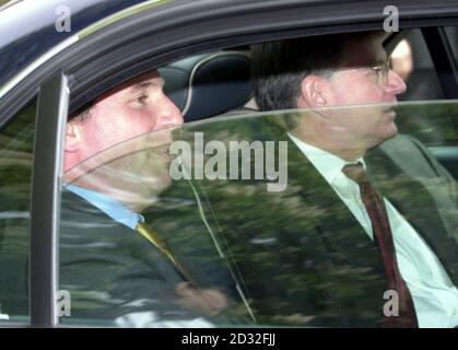 Le secrétaire du gouvernement local Stephen Byers (à droite) et le secrétaire de Shadow Home Oliver Letwin partagent une voiture après avoir vu les dégâts causés lors d'une attaque raciste sur la synagogue de Finsbury Park dans le nord de Londres. * pendant la visite de 15 minutes, ils ont été montrés où des vandales se sont brisés et ont daubed une swastika sur un lutrin. Banque D'Images