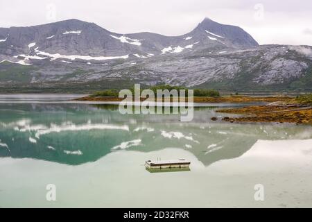 Vue sur le fjord norvégien Indrefjorden en été par temps brumeux Banque D'Images