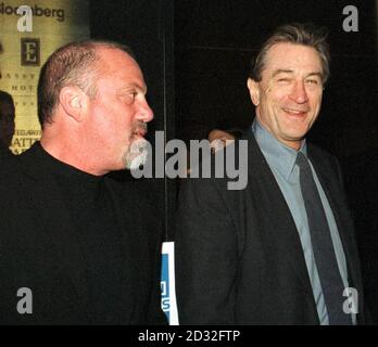 Le chanteur Billy Joel (à gauche) et l'acteur Robert de Niro arrivent pour la première américaine du film « About a Boy » lors de la soirée d'ouverture du Festival du film Tribeca au Tribeca Performing Arts Centre à New York. Banque D'Images