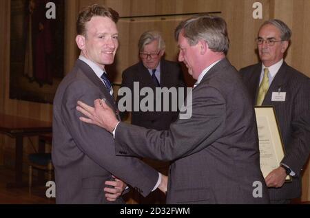 Hugh Wright, étudiant en médecine de l'Université d'Oxford (à gauche), 23 ans, reçoit les félicitations de Ian Ventham (2e à droite), directeur des services corporatifs de RNLI, qui reçoit la médaille d'argent de la Royal Humane Society, lors d'une cérémonie de remise de prix dans la ville de Londres. * M. Wright a reçu la médaille pour avoir sauvé la vie de 15 membres d'équipage du club d'aviron léger de l'Université d'Oxford lors d'un accident de bateau en Espagne, mais malheureusement une 16e personne s'est noyée pendant la tempête freak qui les avait frappés. Banque D'Images