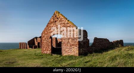 Des bâtiments en briques rouges, des ruines de l'activité industrielle de carrière se trouvent sur des falaises près du port de Porthgain, dans le parc national de la côte de Pembrokeshire, au pays de Galles Banque D'Images