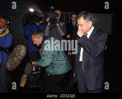 L'ancien secrétaire aux transports Stephen Byers arrive chez lui dans la région de Fenham à Newcastle.Plus tôt aujourd'hui, M. Byers, lors d'une conférence de presse à Downing Street, a déclaré qu'il démissionnait.* le ministre, qui a été largement critiqué pour la gestion de son ministère, a dit qu'il était parti parce que c'était la bonne chose à faire pour le gouvernement et le Parti travailliste. Banque D'Images