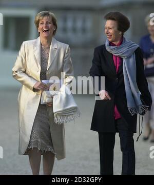 La princesse royale (à droite) avec sa belle-sœur la comtesse de Wessex, arrive dans les jardins de Buckingham Palace pour assister à un concert classique pour célébrer le Jubilé d'or de la reine Elizabeth II * avec Dame Kiri te Kanawa, le Prom au Palais est le premier concert public mis en scène dans le palais de Buckingham et marque le début d'un week-end de célébrations. 12,000 billets pour la soirée ont été attribués par bulletin de vote. Banque D'Images