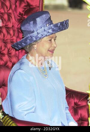 La reine Elizabeth II de Grande-Bretagne passe dans l'autocar de l'État d'or de Buckingham Palace à la cathédrale Saint-Paul pour un service de Thanksgiving pour célébrer son Jubilé d'or. * l'entraîneur a été construit pour le roi George III en 1762, et n'a été utilisé que deux fois par la reine avant - pour son couronnement, et son Jubilé d'argent. Plus tard, après un déjeuner au Guildhall de la City de Londres, elle va assister à un défilé et un carnaval le long du Mall. Lundi soir, plus d'un million de personnes se sont rassemblés dans le centre de Londres pour entendre le concert Party in the Palace et assister à un spectacle spectaculaire de feux d'artifice. Banque D'Images