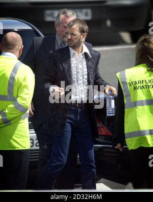 Le chanteur britannique et ancien membre du Beatles Ringo Starr arrivant à l'aéroport de Belfast, le mardi 11 juin 2002, avant de se rendre au château Leslie dans le comté de Monaghan pour le mariage de Sir Paul McCartney et Heather Mills. Banque D'Images