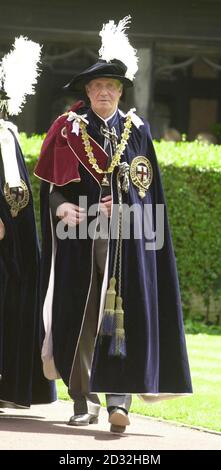 Le roi Juan Carlos d'Espagne, marche en procession jusqu'à la chapelle Saint-Georges. Windsor, pour assister à la cérémonie de l'ordre du Garter, où le roi Harald de Norvège a été installé comme Chevalier du Garter. L'ordre du Garter est le plus ancien et le plus ancien ordre britannique de Chivalry. * et a été fondée par Edward III en 1348. L'ordre, composé du Roi et de vingt-cinq chevaliers, était destiné par Edward III à être réservé comme la plus haute récompense pour la loyauté et pour le mérite militaire. Banque D'Images