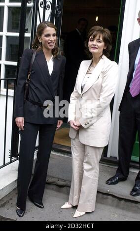 La reine Rania de Jordanie (à gauche) se tient avec Cherie Booth l'épouse du Premier ministre britannique Tony Blair, à l'extérieur des bureaux de Medical Aid for Palestiniens (MAP), Islington, dans le nord de Londres, * lors du lancement d'un nouvel appel pour fournir une aide médicale et alimentaire aux Palestiniens vulnérables en Cisjordanie et à Gaza. L'organisme de bienfaisance britannique fournit une assistance médicale de base, une formation pour les infirmières pédiatriques, de l'équipement pour les centres de santé et de la nourriture pour les personnes isolées et vulnérables dans les zones palestiniennes d'Israël. Banque D'Images