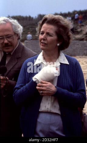 Margaret Thatcher avec son mari Denis et son chien Polo en vacances à Cornwall. Sa main est bandée après une opération. Banque D'Images