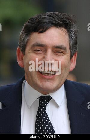 Gordon Brown, chancelier de l'Échiquier, arrive à la Mansion House, dans la ville de Londres. Il assistait et parlait au dîner du Lord Mayor aux banquiers et marchands de la ville de Londres. * 21/10/02: Gordon Brown, qui pourrait avoir à augmenter les impôts pour combler un déficit de 7 milliards dans les finances publiques cette année, il est apparu. Un groupe de réflexion de premier plan prévoit qu'une croissance plus faible de l'économie va faire un grand trou dans les plans de dépenses du gouvernement. Le club Ernst & Young Item, qui utilise le modèle propre de Treasurys de l'économie britannique, estime que la croissance de cette année ne sera que de 1.5%. Ceci Banque D'Images