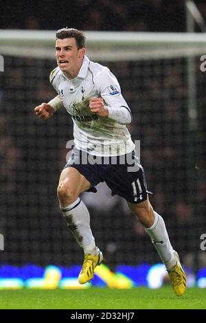 Gareth Bale de Tottenham Hotspur célèbre le troisième but de ses équipes du jeu Banque D'Images