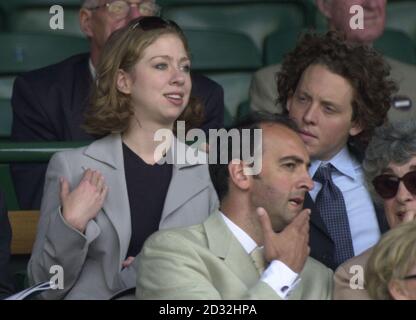 UTILISATION ÉDITORIALE UNIQUEMENT, AUCUNE UTILISATION COMMERCIALE. Chelsea Clinton (à gauche), la fille de l'ancien président américain Bill Clinton, regarde la star britannique du tennis simple pour hommes Tim Henman en action contre Wayne Ferreira d'Afrique du Sud sur le Centre court de Wimbledon. Banque D'Images