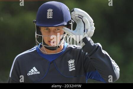 Joe Root, de l'Angleterre, se penche sur une séance de pratique de filets à l'Université Oval, Dunedin, en Nouvelle-Zélande. Banque D'Images