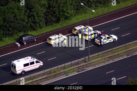 Des véhicules de police sur les lieux près de Wigan après que des agents de police ont tiré et blessé un homme armé sur l'autoroute M6. L'homme a été transporté à l'hôpital où son état n'est pas considéré comme mettant la vie en danger. * des officiers de la police du Grand Manchester et de la police de Merseyside avaient été appelés juste avant 0400 pour faire état d'un homme armé d'un fusil près de la jonction 26 de l'autoroute M6 à Wigan, dans le Grand Manchester. Banque D'Images