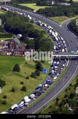 Des files d'attente massives ont été causées après que la police ait fermé l'autoroute M6 près de Wigan lundi 8 juillet 2002, après un incident au cours duquel des officiers ont tiré et blessé un homme armé qui les avait menacés de ce qui était censé être une arme à feu.* l'homme a été transporté à l'hôpital où son état n'est pas considéré comme mettant la vie en danger.Des officiers de la police du Grand Manchester et de la police de Merseyside avaient été appelés juste avant 0400 pour faire état d'un homme armé d'une arme à feu près de la jonction 26 de l'autoroute M6 à Wigan, dans le Grand Manchester. Banque D'Images