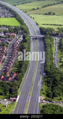 Une route vide après que la police ait fermé l'autoroute M6 près de Wigan à la suite d'un incident au cours duquel des officiers ont tiré et blessé un homme armé qui les avait menacés de ce qui était censé être une arme à feu. * l'homme a été transporté à l'hôpital où son état n'est pas considéré comme mettant la vie en danger. Des officiers de la police du Grand Manchester et de la police de Merseyside avaient été appelés juste avant 0400 pour faire état d'un homme armé d'une arme à feu près de la jonction 26 de l'autoroute M6 à Wigan, dans le Grand Manchester. Banque D'Images