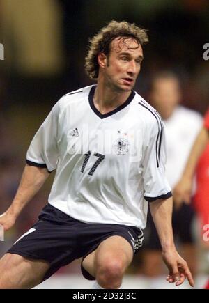 Marco Bode lors du match de football Allemagne / pays de Galles au stade du Millénaire. Banque D'Images