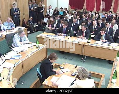 Martin Gilbert, directeur général d'Aberdeen Asset Management (première rangée, au centre), et ses collègues Gary Marshall et Piers Currie (à gauche) se préparent à répondre aux questions des membres du comité de sélection de la trésorerie. Banque D'Images