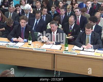 Martin Gilbert, directeur général d'Aberdeen Asset Management (première rangée, au centre), et ses collègues Gary Marshall et Piers Currie (à gauche) se préparent à répondre aux questions des membres du comité de sélection de la trésorerie. Banque D'Images