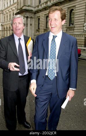 Alastair Campbell (à droite), le directeur des communications et de la stratégie du premier ministre Tony Blair, rit avec le député de West Devon et Torridge John Burnett à l'extérieur du no 10 Downing Street, dans le centre de Londres. *M. Burnett est arrivé avec d'autres députés locaux de la région du Devon, ainsi qu'avec des directeurs et des gouverneurs locaux, comme ils l'ont donné dans une pétition au n° 10 demandant de « priver les écoles du Devon ». Banque D'Images