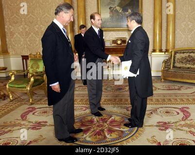 Le Prince de Galles (à gauche) et le comte de Wessex reçoivent son Excellence l'ambassadeur du Kazakhstan, M. Erlan Idrissov (à droite), dans la salle 1844 du palais de Buckingham. * l'Ambassadeur était au Palais pour présenter sa lettre de créance. Le Prince et le comte ont agi comme conseillers d'État, en l'absence de la reine Elizabeth II, qui est en Anglia orientale dans le cadre de sa tournée du Jubilé d'or. Banque D'Images