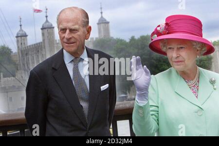 La reine Elizabeth II de Grande-Bretagne se tient avec son mari, le duc d'Édimbourg, sur fond de la Tour de Londres lors d'une visite, pour ouvrir l'hôtel de ville, qui abrite l'Assemblée de Londres, sur la rive sud de la Tamise, près de Tower Bridge. * le magnifique bâtiment, conçu par Foster et Partners, et construit par Arup & Partners, dispose d'une salle de réunion, de salles de comité et d'installations publiques, ainsi que de bureaux pour le maire, les membres de l'Assemblée de Londres et le personnel de l'Autorité du Grand Londres. Il fournit 185,000 pieds carrés (brut) d'espace sur dix niveaux qui peuvent accueillir 440 personnes et M. Banque D'Images