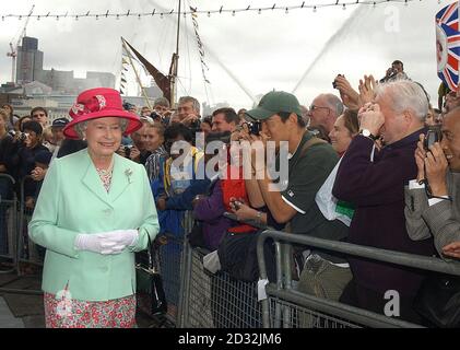 La reine Elizabeth II de Grande-Bretagne rencontre des membres du public lors d'une promenade après l'ouverture de l'hôtel de ville, qui abrite l'Assemblée de Londres, sur la rive sud de la Tamise, près de Tower Bridge. * le magnifique bâtiment, conçu par Foster et Partners, et construit par Arup & Partners, dispose d'une salle de réunion, de salles de comité et d'installations publiques, ainsi que de bureaux pour le maire, les membres de l'Assemblée de Londres et le personnel de la Greater London Authority. Il offre 185,000 pieds carrés (brut) d'espace sur dix niveaux qui peuvent accueillir 440 employés et membres. Banque D'Images