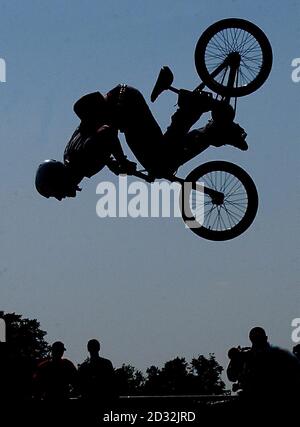 Un pilote BMX montre ses compétences aux quatrième Jeux urbains Sprite annuels, sur Clapham Common. Le temps du week-end semble bon, car la célébration de la culture urbaine de rue continue avec la compétition internationale pour les trois prochains jours. Banque D'Images