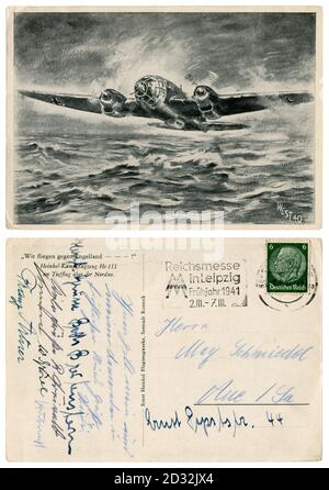 Carte postale historique allemande : un bombardier Heinkel He 111 au-dessus des eaux de la mer du Nord vole pour bombarder les villes d'Angleterre. Bataille de Grande-Bretagne, 1940 Banque D'Images