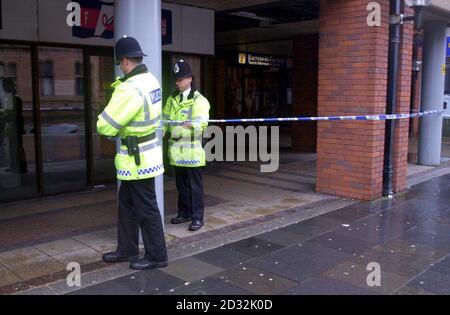 Garde-debout de la police au centre de loisirs du Forum 28 à Barrow-in-Furness, qui a été fermé par mesure de précaution à la suite d'une épidémie de maladie des légionnaires dans la ville. *des efforts urgents étaient en cours pour établir la source de la maladie après la mort d'un homme et la confirmation de 18 autres cas. Banque D'Images