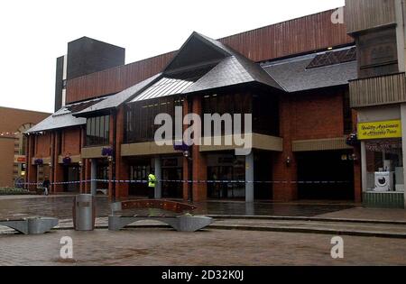 Garde-debout de la police au centre de loisirs du Forum 28 à Barrow-in-Furness, qui a été fermé par mesure de précaution à la suite d'une épidémie de maladie des légionnaires dans la ville. *des efforts urgents étaient en cours pour établir la source de la maladie après la mort d'un homme et la confirmation de 18 autres cas. 7/8/02: Plus de 120 personnes ont reçu un traitement pour la maladie des légionnaires suite à la plus grande épidémie au Royaume-Uni depuis plus d'une décennie. Jusqu'à présent, une personne est décédée, et 19 étaient dans des unités de soins intensifs dans le nord-ouest, tandis que 31 autres personnes recevaient actuellement des traitements Banque D'Images