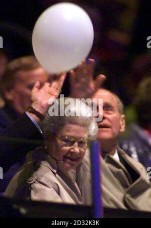 Le duc d'Édimbourg tente d'empêcher une montgolfière de frapper sa femme, la reine Elizabeth II de Grande-Bretagne, à la tête de la cérémonie de clôture des Jeux du Commonwealth à Manchester. Banque D'Images