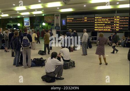 Les passagers attendent des trains à la gare principale de Kings Cross car les inondations ralentissent les services. Des pluies torrentielles ont plongé des milliers de navetteurs dans le chaos des transports alors que des inondations soudaines ont coupé de nombreuses régions du pays. * dans l'espace d'une demi-heure à peine Londres a vu 1,18 pouces (3cm) de pluie comme les tempêtes ont balayé à travers l'Angleterre et le nord de la frontière. Alors que Londres a vu le pire des mauvais temps, Buckinghamshire et Hertfordshire se battaient également contre les éléments, la pluie se déplaçant vers East Anglia et Kent pendant la nuit. 09/06/2004 plus de personnes arrivent en retard pour le travail en raison de l'aggravation des déplacements Banque D'Images