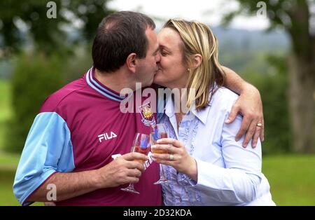 Michael Liddy, gagnant de la loterie, 42 ans, et Susan Karby, sa partenaire, 37 ans, célèbrent, dans le terrain du club de golf Moor Park, Hertfordshire.Michael a gagné une part de 4,932,599 du jackpot de rollover de Lotto.*....M. Liddy, gardien et porteur du conseil de Newham, est originaire de Canning Town et est un fervent partisan de West Ham United, a maintenant l'intention de passer plus de temps sur le parcours de golf. Banque D'Images