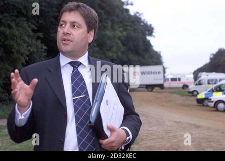 L'inspecteur en chef du détective Andy Hebb, qui dirige l'enquête de recherche pour Holly Wells et Jessica Chapman, jeunes de 10 ans, arrivant au Gallops à Newmarket. * la police enquêtant sur la disparition des écolières Holly Wells et Jessica Chapman a déclaré qu'ils examinaient deux zones de terre récemment perturbée à Warren Hill, près de Newmarket, Suffolk. Banque D'Images