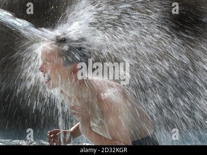 Jack McGuiness, âgé de onze ans, de Sheffield, se rafraîchit aux fontaines de Trafalgar Square, Londres, un autre jour chaud. Banque D'Images