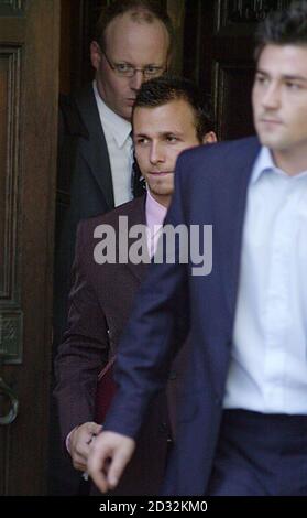 Le footballeur de Chelsea Jody Morris (au centre) quitte Middlesex Guildhall Crown court dans le centre de Londres où lui et deux autres footballeurs sont confrontés à des accusations allant de l'affray à des blessures avec intention suite à une bagarre devant une discothèque de Knightsbridge * , dans l'ouest de Londres, en janvier dernier. Banque D'Images