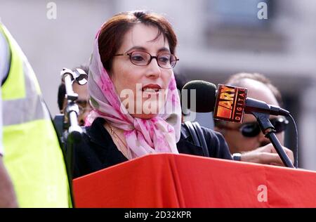 L'ancien Premier ministre pakistanais Benazir Bhutto lors de son discours lors d'un rassemblement à Trafalgar Square à Londres. Bhutto a condamné aujourd'hui le dirigeant militaire de son pays, le président Pervez Musharraf, et a appelé à la liberté pour le peuple. * s'adressant à un rassemblement de partisans de son Parti populaire du Pakistan, elle a également annoncé officiellement le début de sa campagne pour les élections prévues pour octobre. Banque D'Images