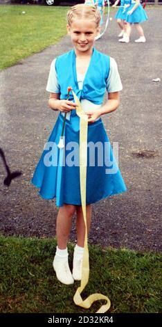 Photo des parents de Holly Wells, 10 ans, dans sa tenue Majoretts. Les amis de Holly Wells, Gemma Rutterford et Eleanor Barker ont laissé des messages poingnant attachés au bâton de la macorette du tambour au chruque de St Andrew à Soham, Cambridgeshire. * Holly a assisté aux majorettes Fenland avec Gemma et Eleanor. Banque D'Images