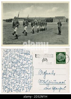 Carte postale historique allemande : dans la cour des casernes (mars unique). Formation de soldats en uniforme avec les carbines, Allemagne, troisième reich, 1939 Banque D'Images