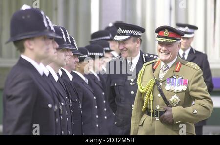 Commissaire de la police métropolitaine Sir John Stevens (3e à droite) et Sir Michael Walker, chef d'état-major général (2e à droite) inspectent une garde d'honneur dans les jardins commémoratifs du Collège de formation policière Hendon * ... pendant un service pour les officiers qui sont tombés dans l'exercice de leurs fonctions. Les jardins sont dédiés à tous les officiers de police qui sont morts au service de la police métropolitaine au cours de ses 102 ans d'histoire, et a été consacré par HM la Reine en octobre dernier. Banque D'Images