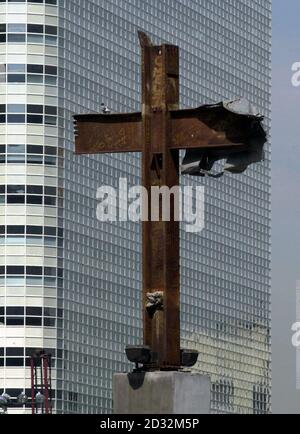 Une croix faite de poutres depuis le site de Ground Zero à New York avant le premier anniversaire des attaques terroristes sur le World Trade Center. * les parents de 34 victimes britanniques, dont la plupart se sont rendus à New York depuis le Royaume-Uni, devraient assister à une cérémonie sur le site. Banque D'Images