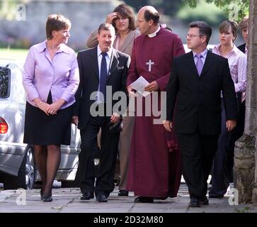 Archives de la Bibliothèque de l'AP en date du 30/08/2002 les parents de Jessica Chapman, Sharon et Leslie Chapman, (avant gauche) arrivant pour la célébration et le souvenir des dix ans Holly Wells et Jessica Chapman, à la cathédrale d'Ely, * ...avec l'évêque d'Ely Anthony Russell (au centre), DC Brian Stevens (à droite). Un officier de liaison qui a été aux côtés de la famille de la jeune fille Jessica Chapman assassinée tout au long de leur épreuve a été arrêté aujourd'hui en raison d'allégations impliquant des images indécentes d'enfants. Le détective Brian Stevens, agent de liaison avec la famille, a été arrêté dans le cadre d'une enquête Banque D'Images