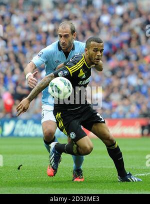 Ryan Bertrand de Chelsea (à droite) et Pablo Zabaleta de Manchester City (à gauche) bataille pour le ballon Banque D'Images