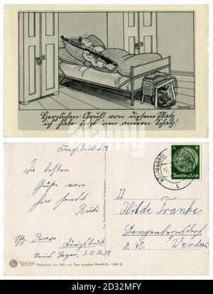 Carte postale historique allemande : le soldat est endormi, le service est en marche. Il dort avec un fusil dans son lit, série satirique, par Barlog, 1939 Banque D'Images