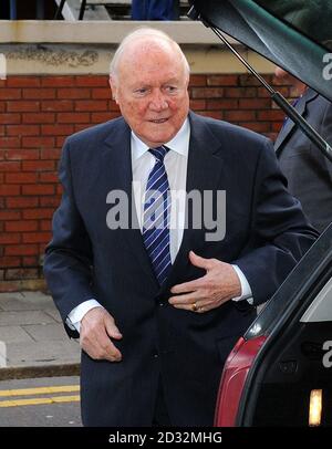 L'ancien présentateur de télévision Stuart Hall arrive à la session House Crown court, Preston. Banque D'Images