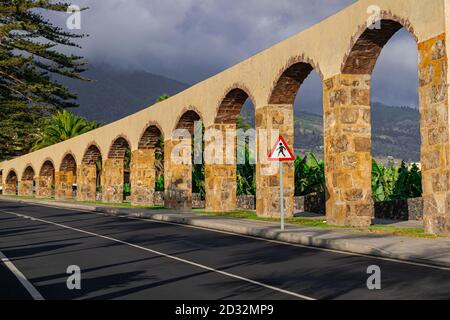 Aqueduc de Los Llanos de Aridane, avec lumière du soleil et fond de nuages gris, îles de la Palma, îles Canaries, Espagne Banque D'Images